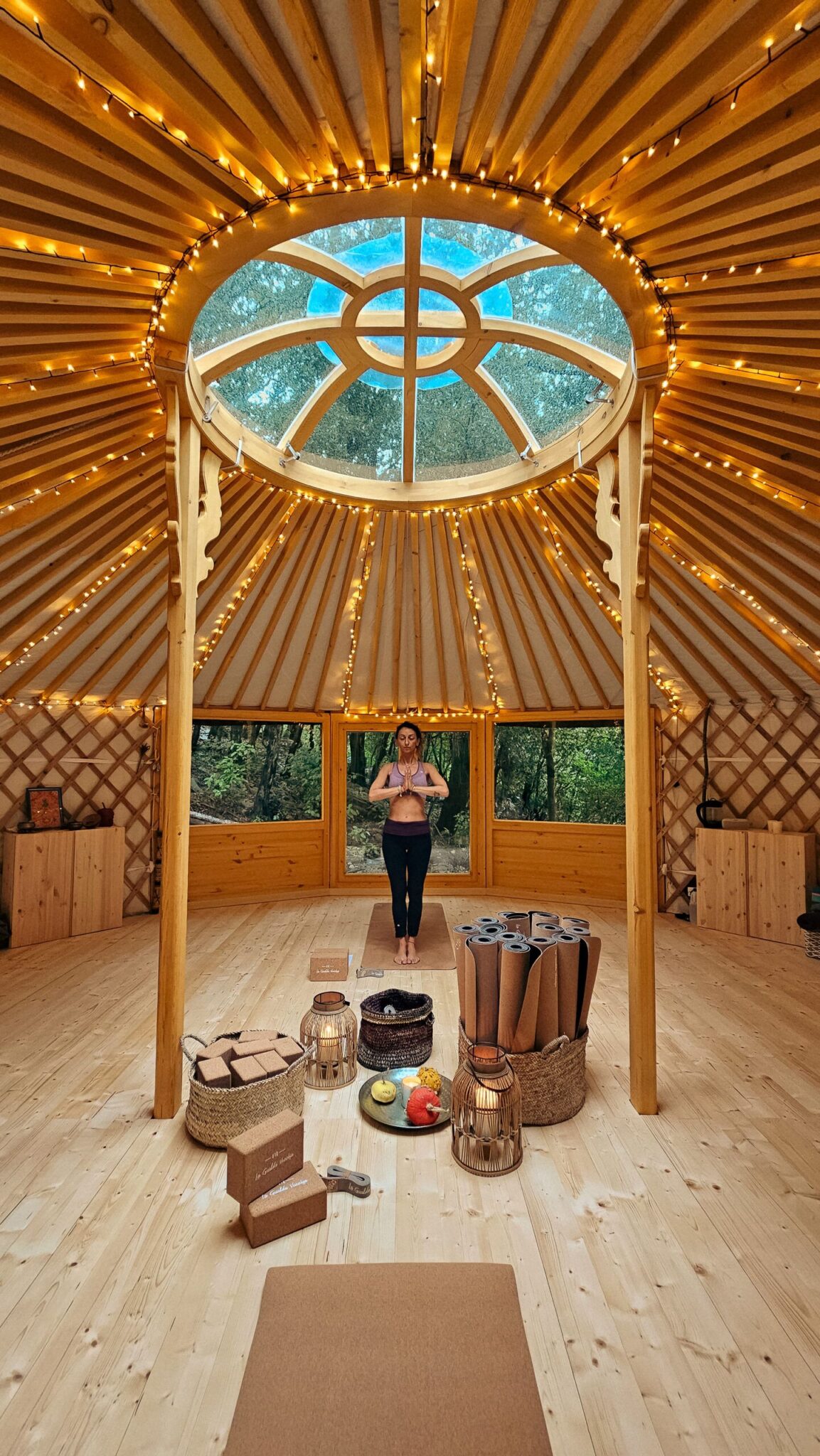 Interno della yurta con posizione yoga dell'albero - ritiro yoga La Gualda Vecchia Val d'Orcia