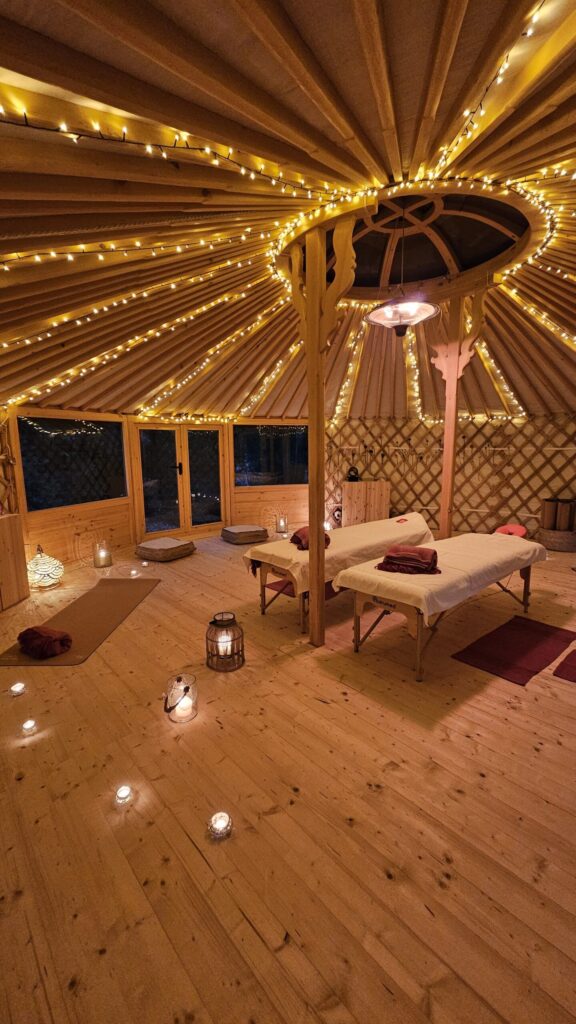 Yurta con lettino massaggio e candele di notte - trattamenti benessere La Gualda Vecchia Val d'Orcia