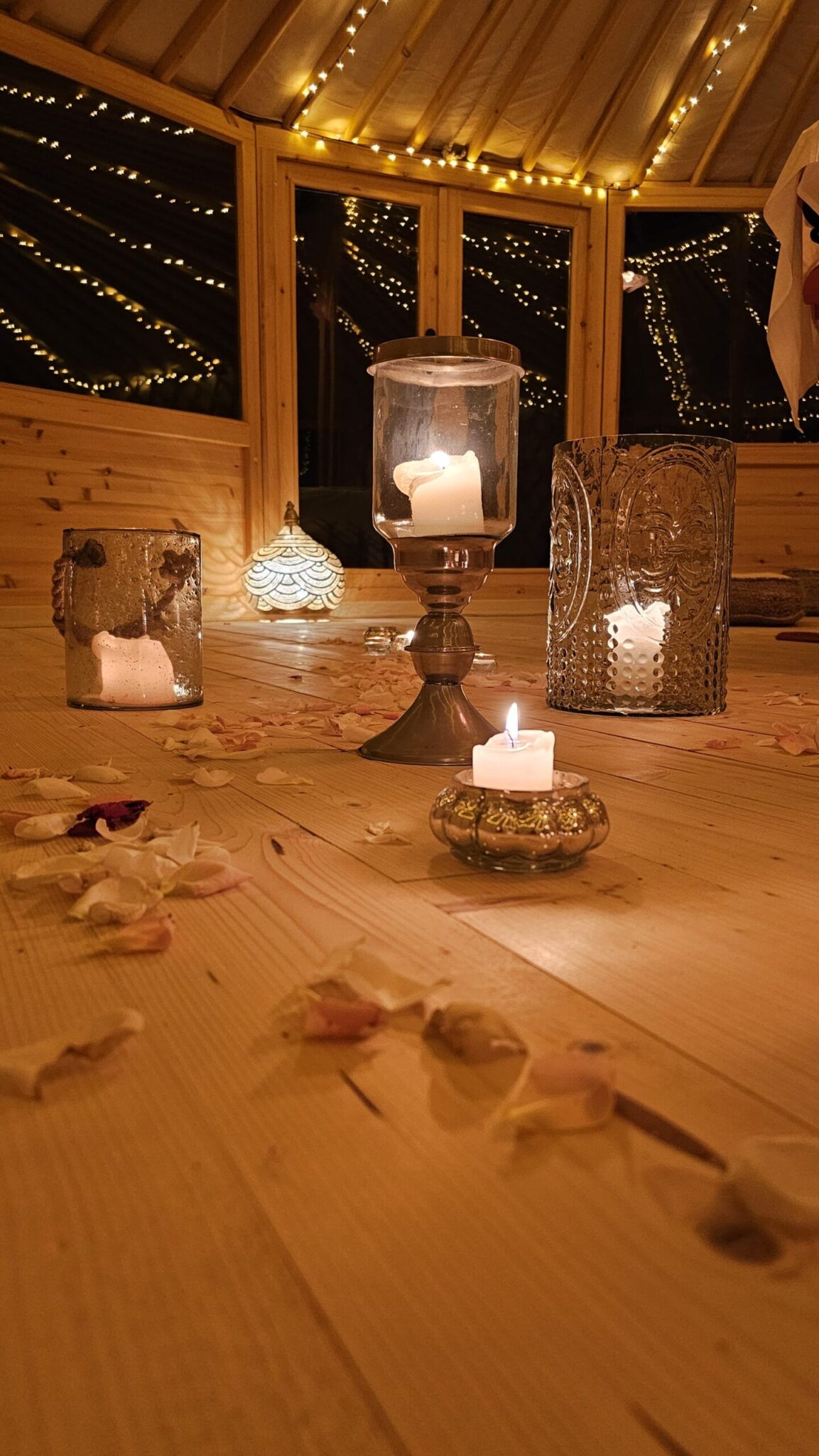 Candele e petali di rosa sul pavimento della yurta di notte - atmosfera romantica La Gualda Vecchia