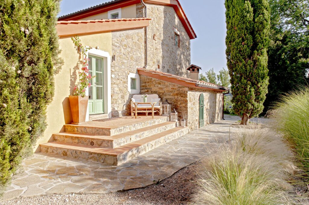 Esterno casale a due piani con cipressi e terrazza rialzata - agriturismo La Gualda Vecchia Toscana