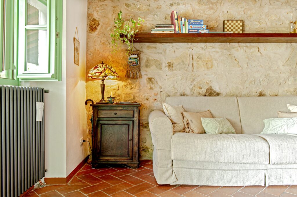 Salotto con divano e lampada Tiffany in casale toscano - relax La Gualda Vecchia