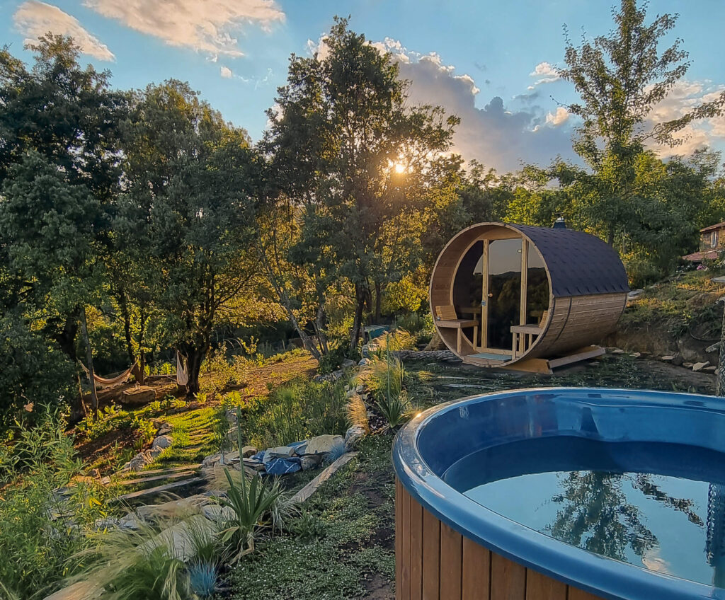 Sauna a botte e tinozza immerse nel giardino al tramonto - Area wellness La Gualda Vecchia, Val d'Orcia